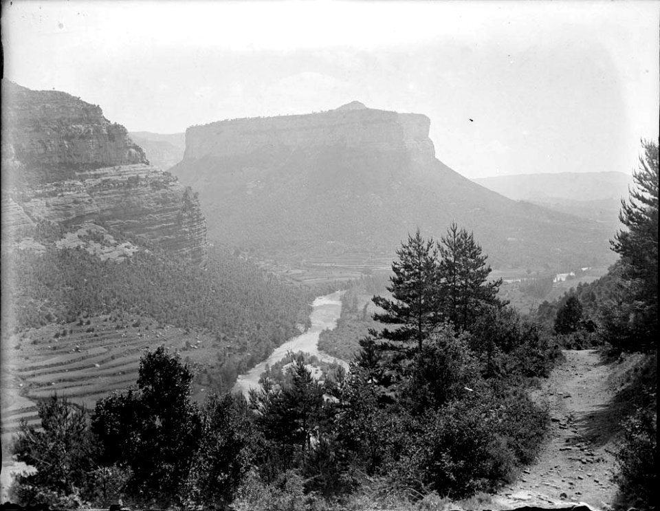 Vista general del llit d'un riu entre muntanyes (AFCEC RIBASV C 2614)