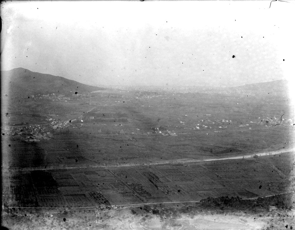 Vista general de poblacions amb muntanyes al fons (AFCEC RIBASV C 2615)