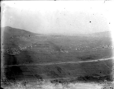 Vista general de poblacions amb muntanyes al fons (AFCEC RIBASV C 2615)