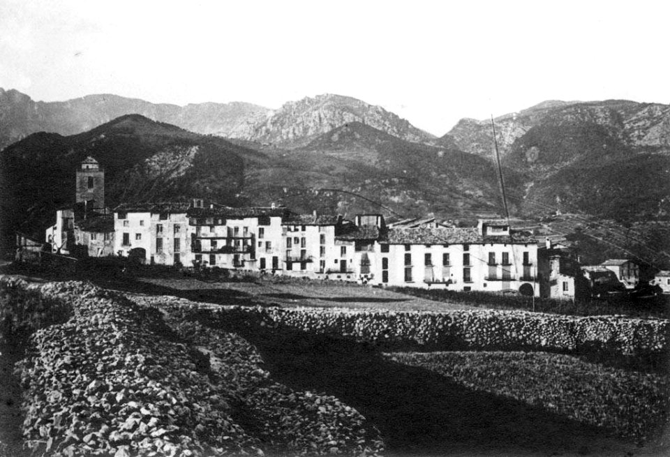 Vista general de Sant Llorenç de Morunys i les muntanyes al fons