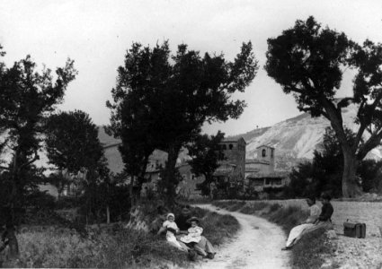 Vista general de Sant Joan del Galí amb camí i dona i nenes en primer terme