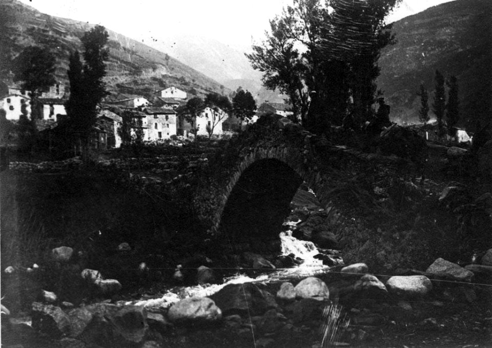 Vista general de Setcases i un pont sobre el riu