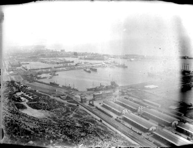 Vista general del Port de Barcelona des de Montjuïc (AFCEC RIBASV C 2706)