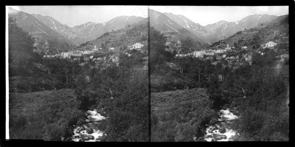 Vista general de Vallmanya amb muntanyes al fons photo