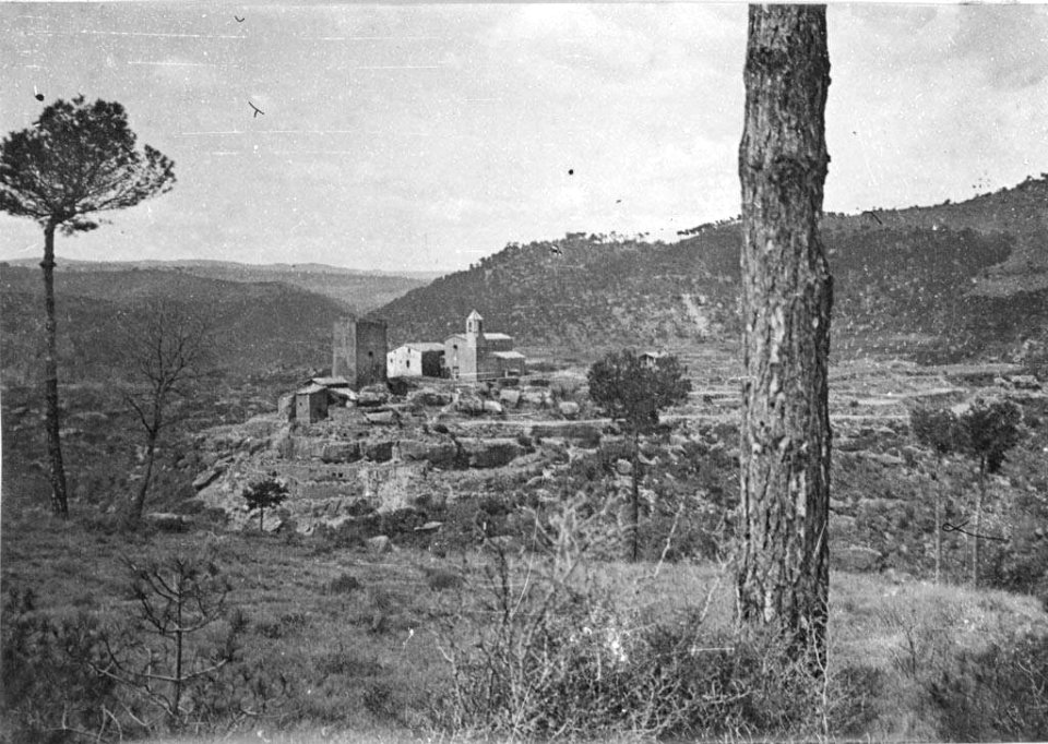 Vista general del poble de Riner, i les muntanyes al fons