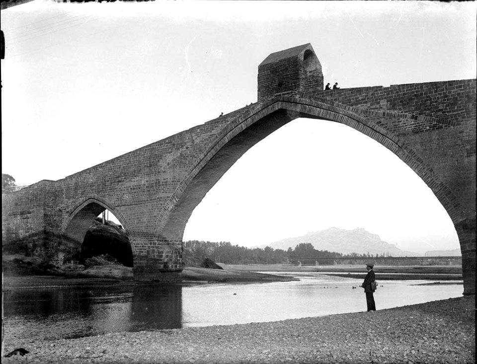 Vista general del Pont del diable a Martorell amb un senyor a la riba (AFCEC RIBASV C 2620)