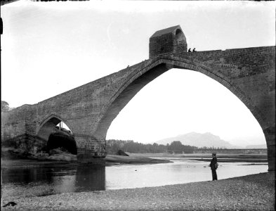 Vista general del Pont del diable a Martorell amb un senyor a la riba (AFCEC RIBASV C 2620)