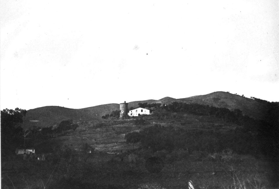 Vista general de Torre d'en Castellar amb torre cilíndrica