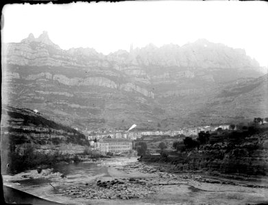 Vista general de Monistrol amb la muntanya de Montserrat al fons (AFCEC RIBASV C 2588)