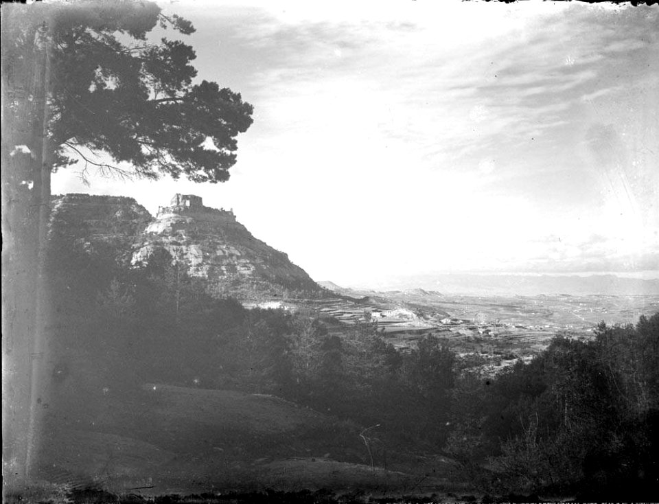 Vista general del castell de Centelles (AFCEC RIBASV C 2578)