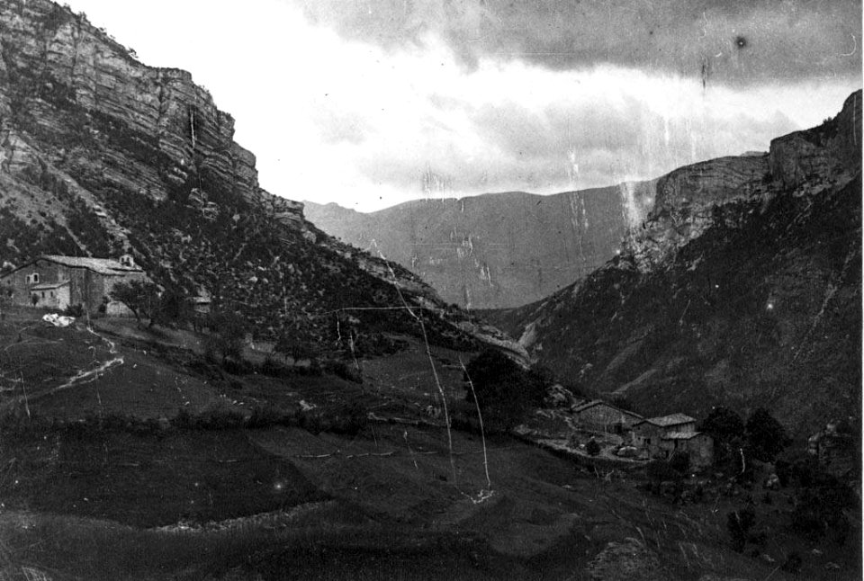 Vista general del Santuari del Gresolet i una masia