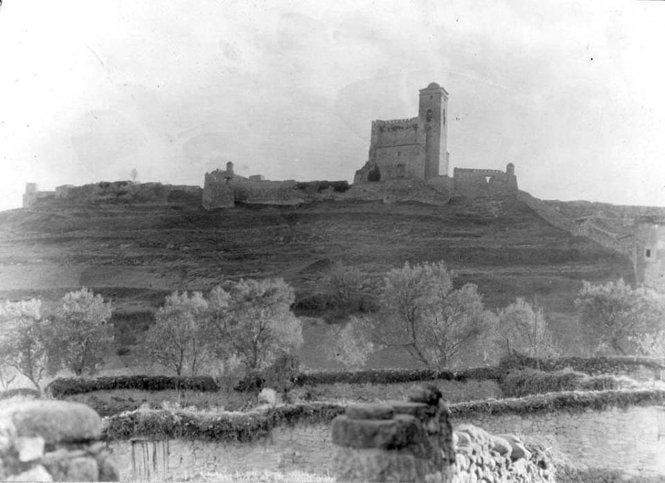 Vista general del castell i l'església de Benavarri