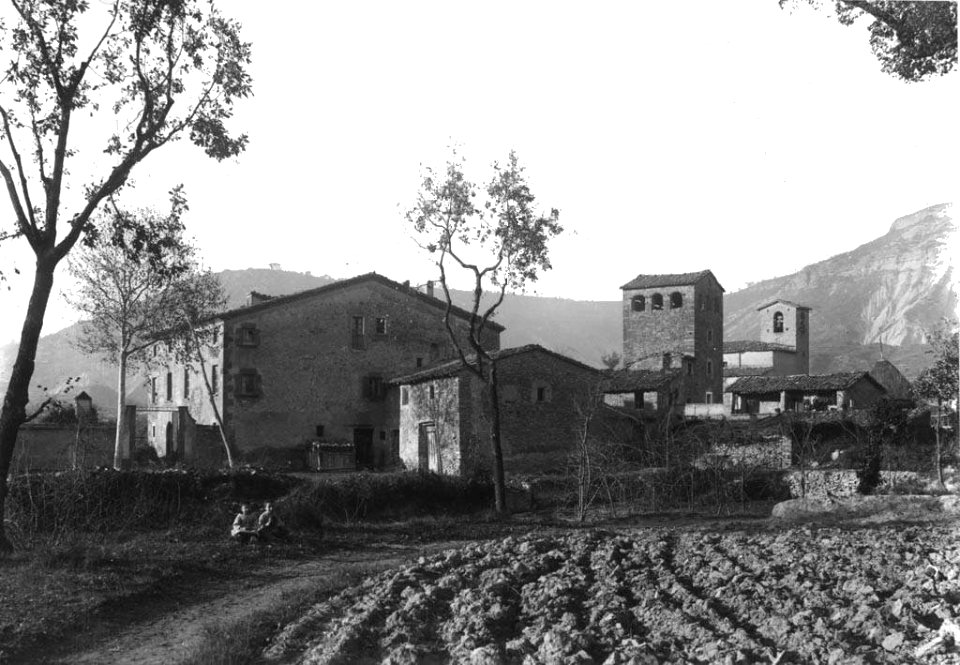 Vista general de Sant Joan del Galí amb dos nens