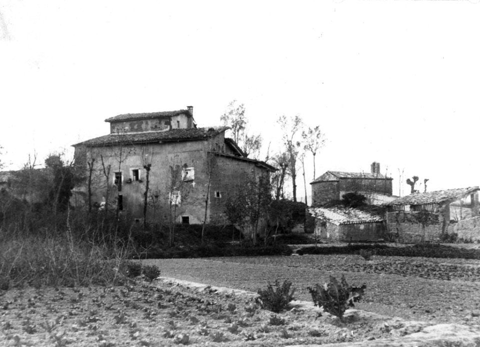Vista general de Sant Llorens, a Vic amb camps de conreu a primer terme