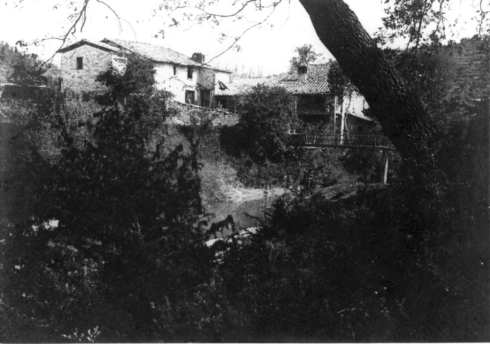 Vista general del Molí de les Eures amb pont