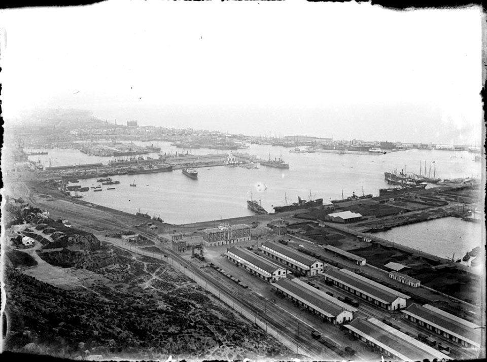 Vista general del Port de Barcelona des de Montjuïc (AFCEC RIBASV C 2586)