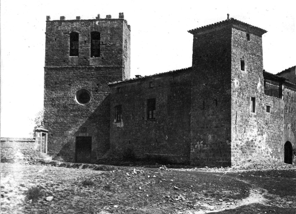 Vista general del Monestir de Serrateix amb campanar i torre de planta quadrada