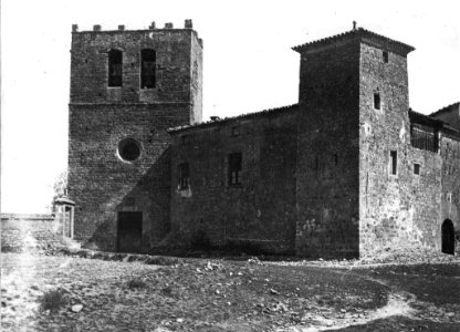 Vista general del Monestir de Serrateix amb campanar i torre de planta quadrada