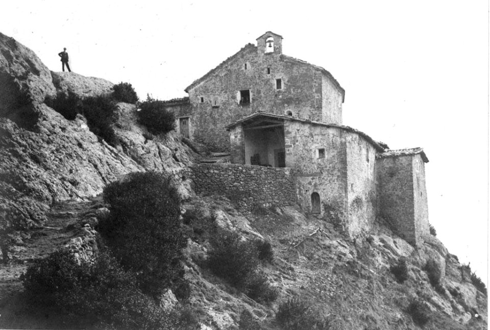 Vista general del Santuari de Tossals i un home
