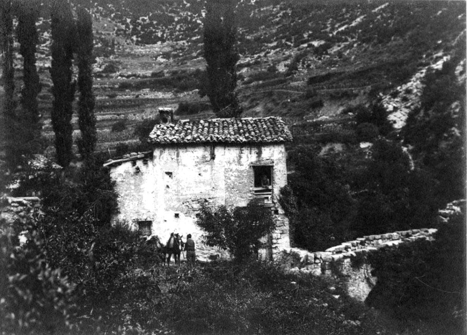 Vista general del Molí de Cerdanyola amb bèstia de càrrega i gent