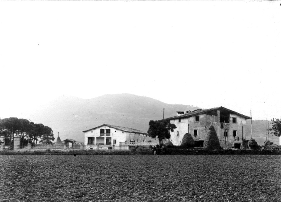 Vista general del Subiràs, situat al pla de dalt, al afores d'Olot