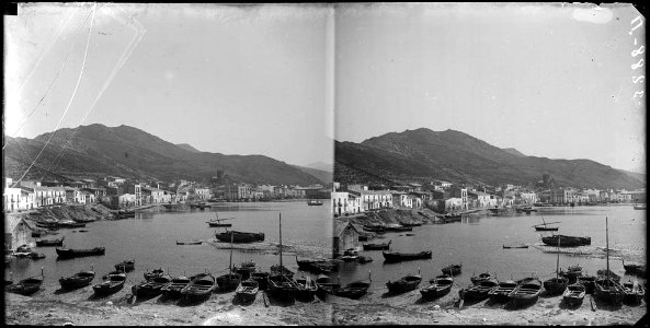 Vista general del Port de la Selva amb barques en primer terme
