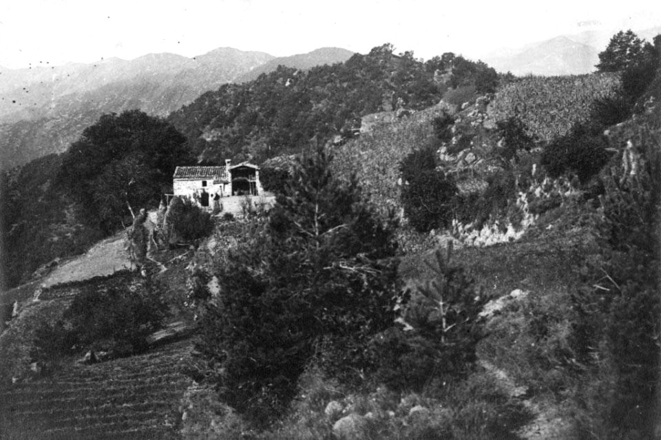 Vista llunyana de Casa de Mig-jorn de Sant Salvador de Bianya