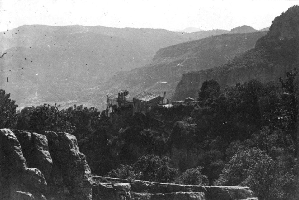 Vista general del Santuari de Santa Maria de Finestres (AFCEC EMC X 3986)