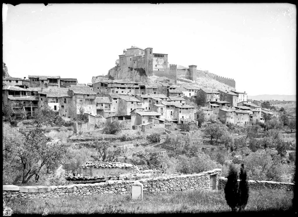 Vista general del poble i del castell d'Alquézar