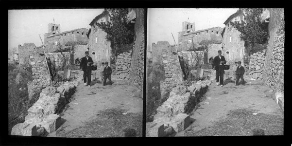 Vista parcial d'Avinyonet de Puigventós amb tres persones al camí