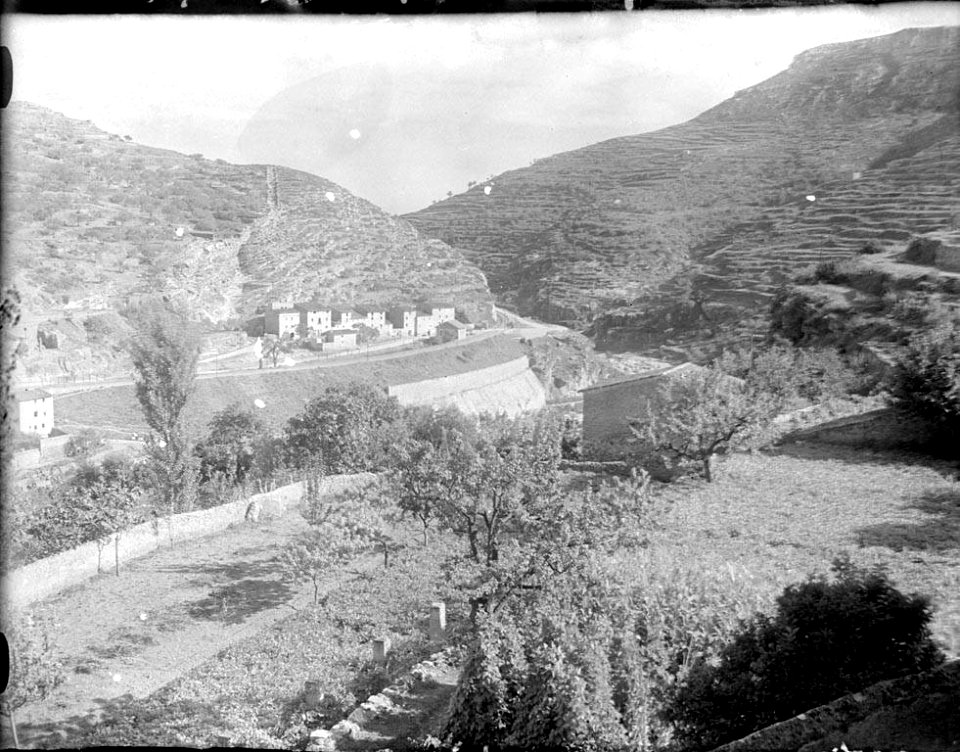 Vista parcial d'un poble entre muntanyes (AFCEC RIBASV C 2560)