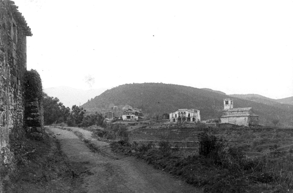Vista llunyana de l'església de Sant Llorenç d'Adri