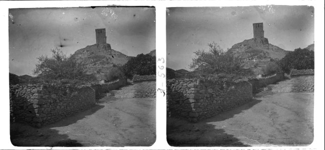 Vista llunyana de la torre i del campanar de l'església de Conques