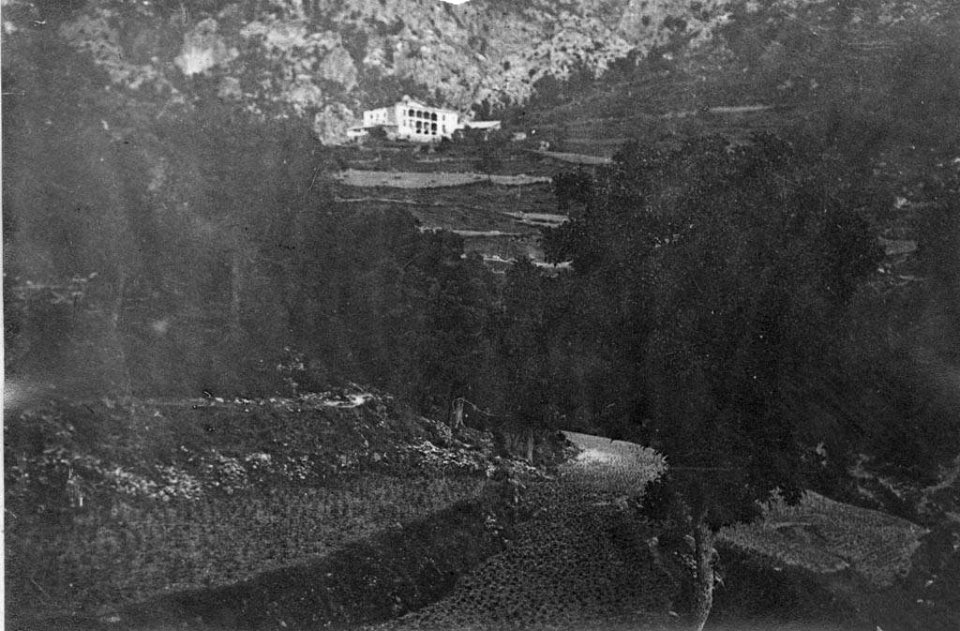 Vista llunyana de Can Pujol del Recó de Coma