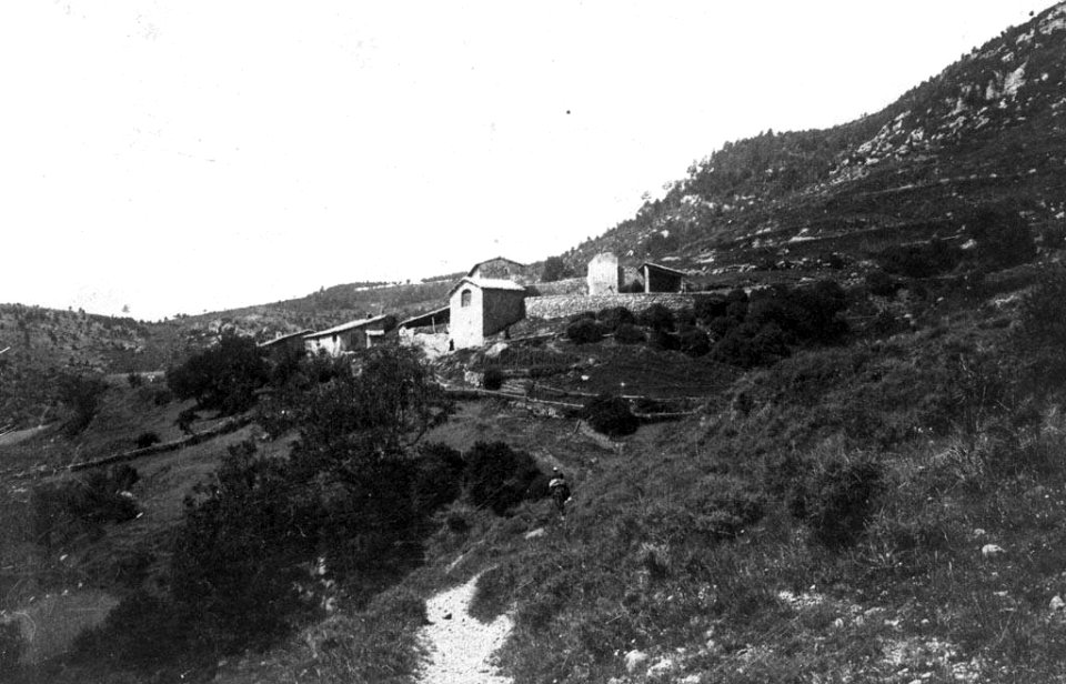 Vista parcial d'un poble enmig de la muntanya