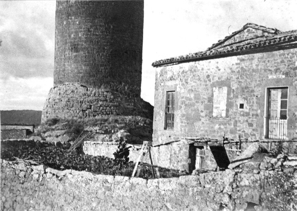 Vista parcial d'una torre d'Ardèvol i un hort