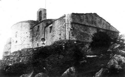 Vista parcial de l'ermita de Sant Antoni i un nen