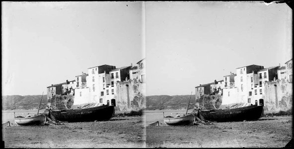 Vista parcial de Cadaqués , en primer terme barques a la platja