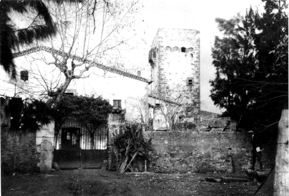 Vista parcial de Can Ballester amb torre de planta quadrada