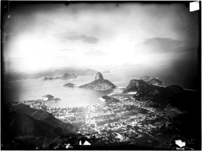 Vista panorama da enseada de Botafogo a partir do topo do Corcovado