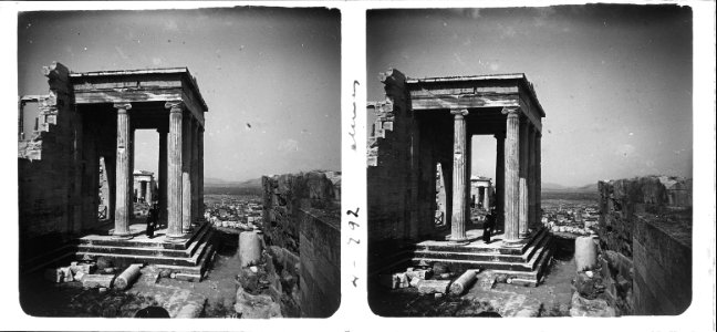 Vista lateral d ' un templet de l ' Acròpoli d ' Atenes