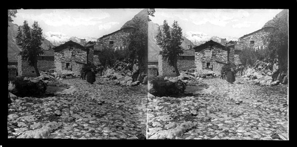 Vista parcial de Cerler amb gent en primer terme i muntanyes al fons