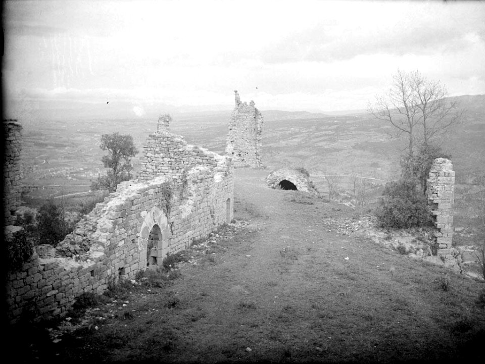 Vista parcial de les ruïnes del castell de Centelles (AFCEC RIBASV C 2673)