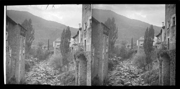 Vista parcial de Sant Feliu de Pallerols amb un barranc