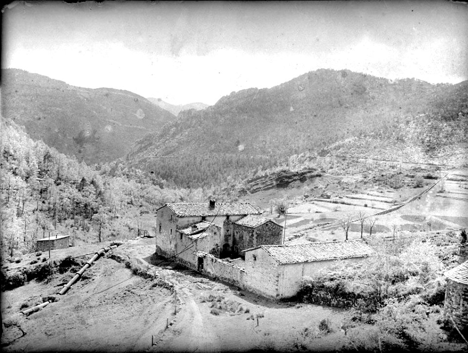 Vista parcial d'un poble entre muntanyes (AFCEC RIBASV C 2512)