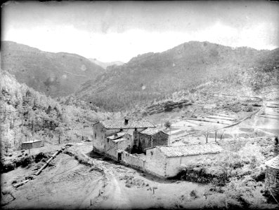 Vista parcial d'un poble entre muntanyes (AFCEC RIBASV C 2512)
