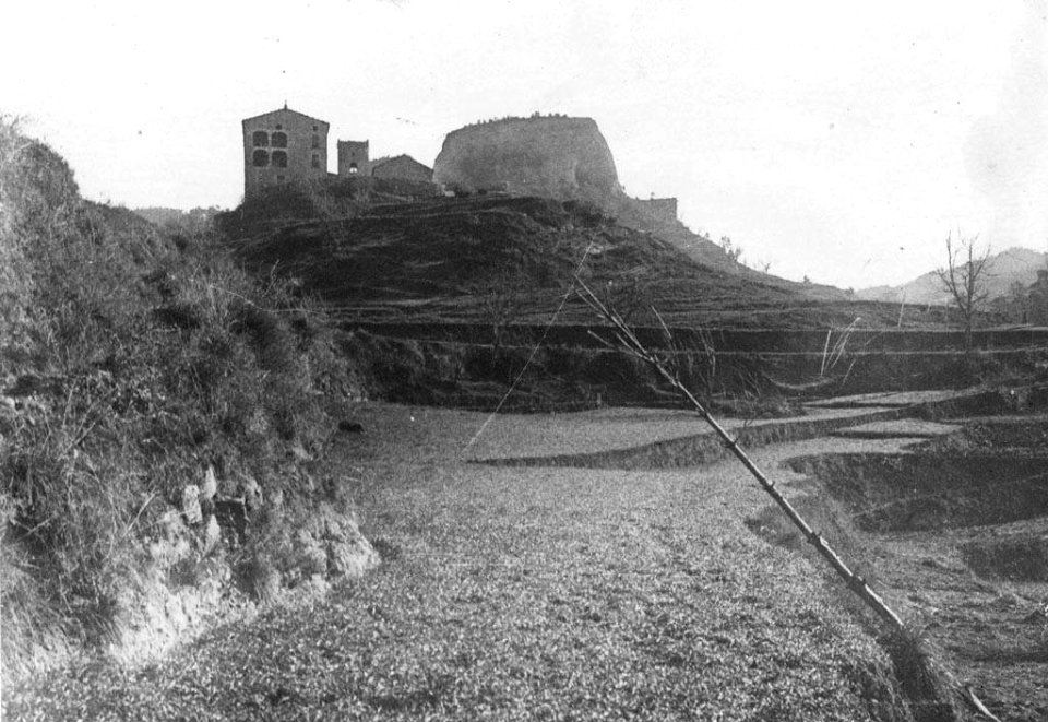 Vista parcial del Monestir de la Portella des de baix del turó on es troba