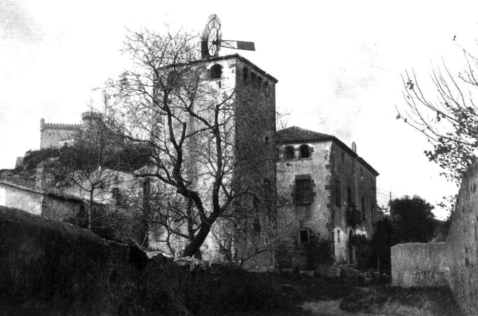 Vista parcial de Cal Arnan amb torre de planta quadrada i molí de vent