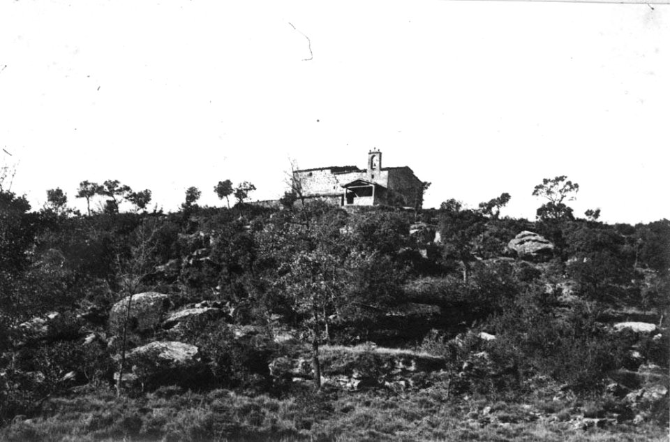 Vista llunyana de Santa Maria de les Pallisses de Llanera