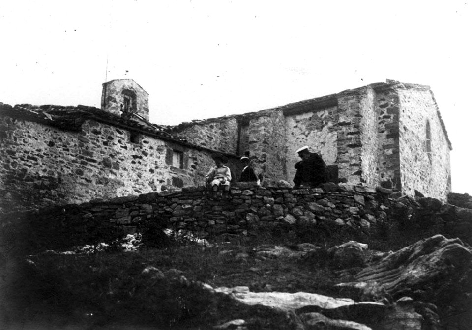Vista parcial de l'ermita de Sant Antoni amb gent